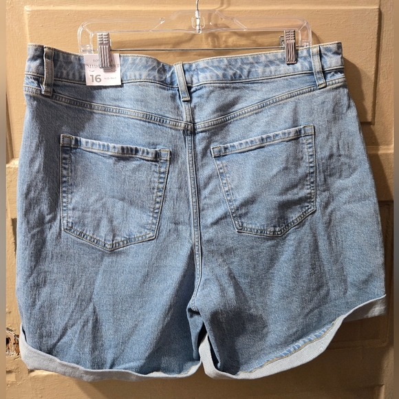 Lane Byrant Boyfriend Mid Rise Midi Light Denim Shorts NWT Size: 16 - Picture 5 of 6